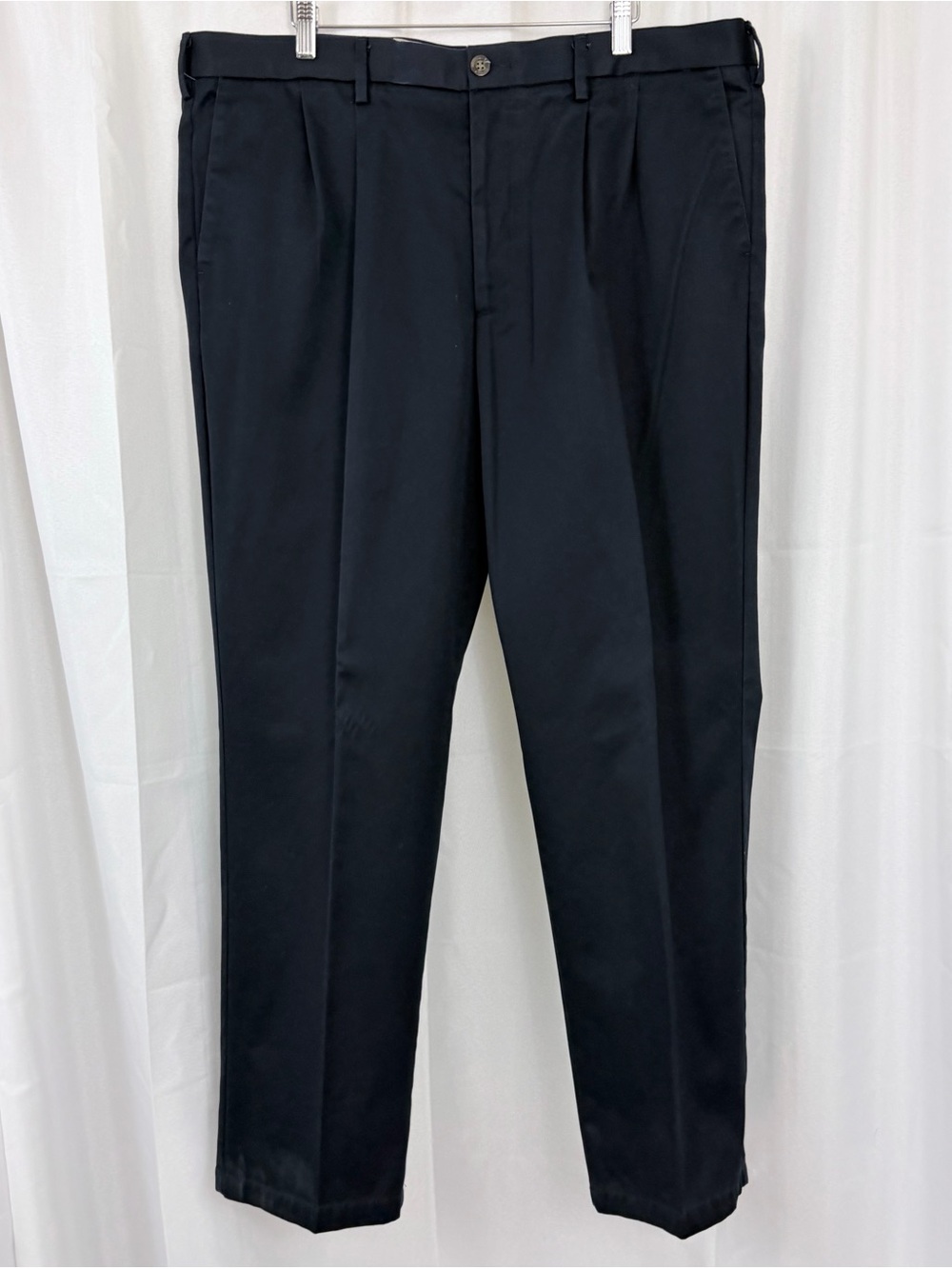 Dockers D4 Black Relaxed Fit Pleated Chinos/Khakis 40Wx33L Pre-Loved